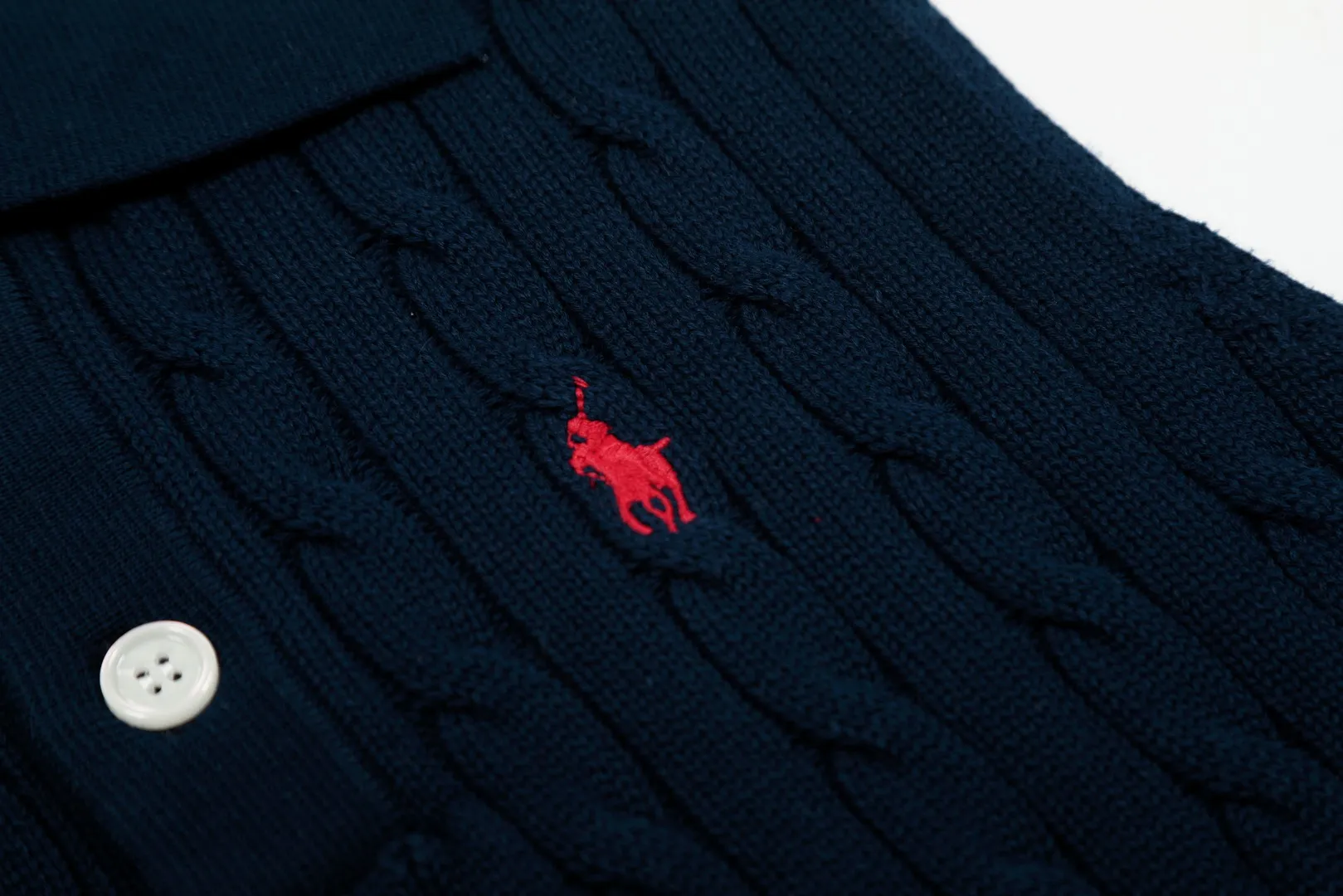 P166 💰 "Top quality" Style number: DS023# (not off the shelves all year round) [Ralph Lauren POLO lapel solid color pony embroidered logo knitted vest short sleeves] ✅Ralph Lauren Ralph Lauren classic basic versatile all-season cardigan knitted POLO vest vest short sleeves ✅Main supplier platform live broadcast Wholesale entity Replacement when out of stock Not off the shelf ✅ZP quality 1:1 version Scan the code to enter the GF website Counter quality ✅Details and quality are the only one in Guangzhou. Imported quality cotton yarn, focusing on high-end, cost-effective. Needless to say good quality. ✅Restore the original version. The maximum size can be worn up to 150 pounds. Loose, comfortable and stress-free. Olive green, denim blue, Chinese red
